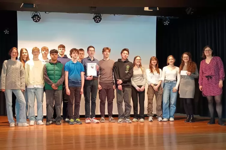 Platz eins: Schüler des Kurses 11M1 des Hohenstaufen-Gymnasiums erhalten Urkunde und Preisgeld, rechts Wettbewerbsleiterin Carol
