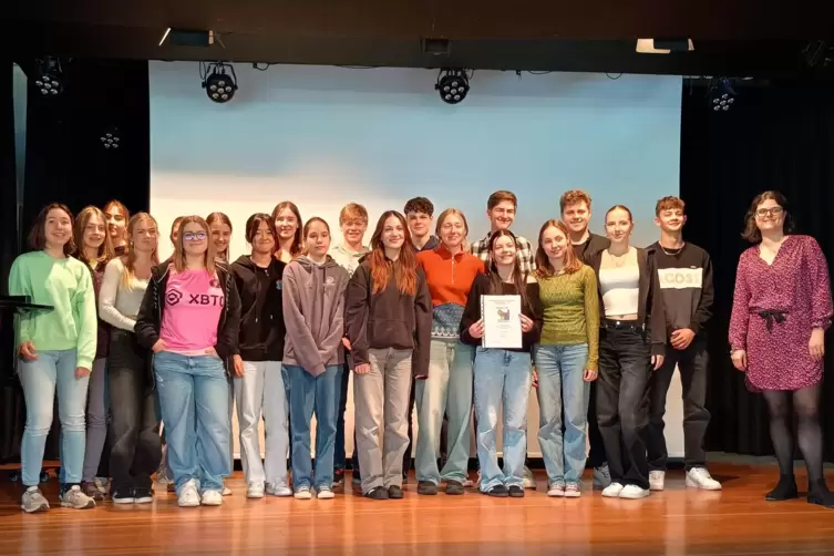Platz eins: Schüler der Klasse 10e des Hohenstaufen-Gymnasiums erhalten Urkunde und Preisgeld, rechts Wettbewerbsleiterin Caroli