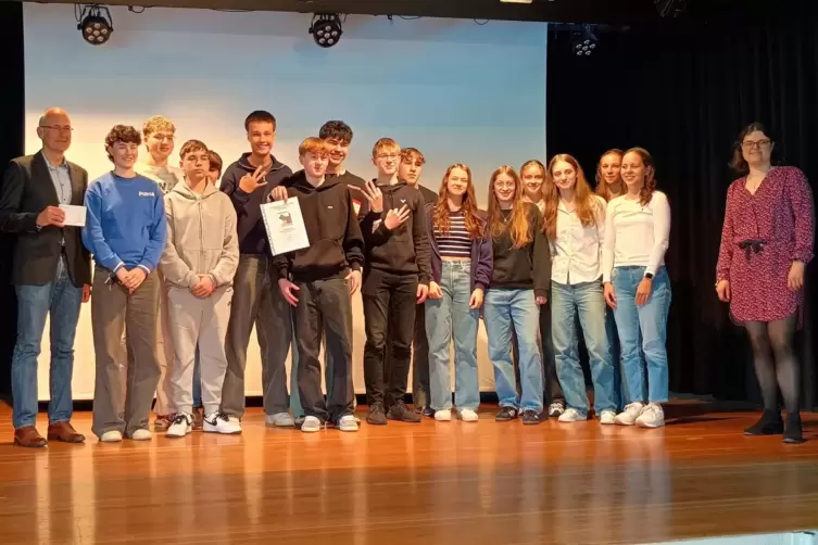 Platz drei: Schüler der Klasse 10s1 des Heinrich-Heine-Gymnasiums erhalten Urkunde und Preisgeld, rechts Wettbewerbsleiterin Car
