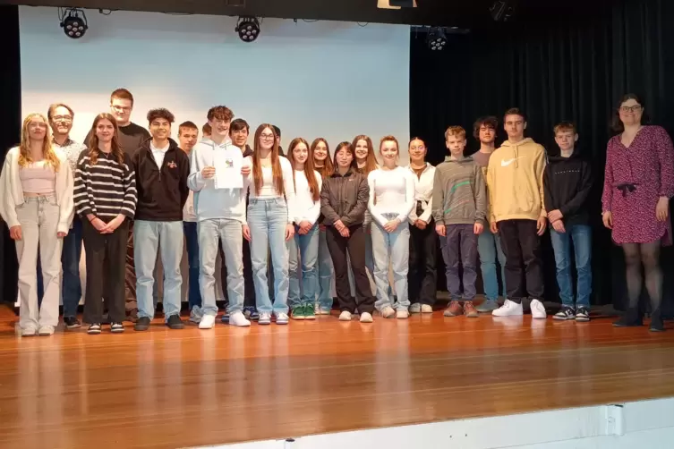 Platz drei: Schüler des Kurses 11M1 des Reichswald-Gymnasiums erhalten Urkunde und Preisgeld, rechts Wettbewerbsleiterin Carolin