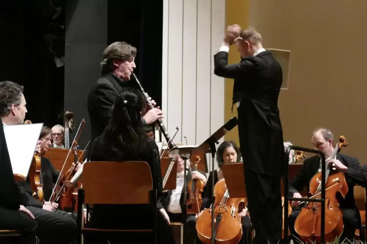 Ungewohnte Töne gab’s in der ersten Hälfte des Konzerts mit der Staatsphilharmonie und Paul Meyer. 