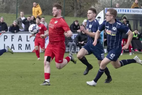 Volldampf voraus: Für Marcel Meinen (links) und den TuS Steinbach zählt im Kampf um den Aufstieg gegen den VfR Kaiserslautern nu