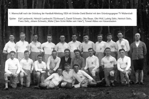 1924: Die erste Handballmannschaft des damals als TV Dansenberg bezeichneten Vereins beim Gründungsspiel gegen den TV Mutterstad