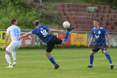 VfR-Kapitän Timo Mangold (Mitte) und seine Teamkollegen sind in der Landesliga noch nicht auf der sicheren Seite. 