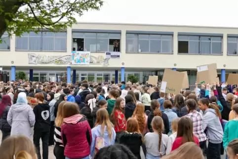 Im Hof des Siebenpfeiffer-Gymnasiums zeigten die Schüler am Freitag klare Kante. 
