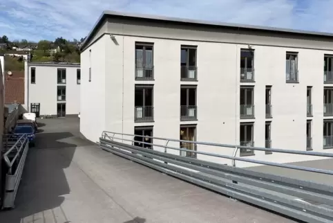 Über diese Brücke ist die Wohnstätte der Lebenshilfe Kusel von der Lehnstraße aus zu erreichen. In die drei Stockwerke ist Leben