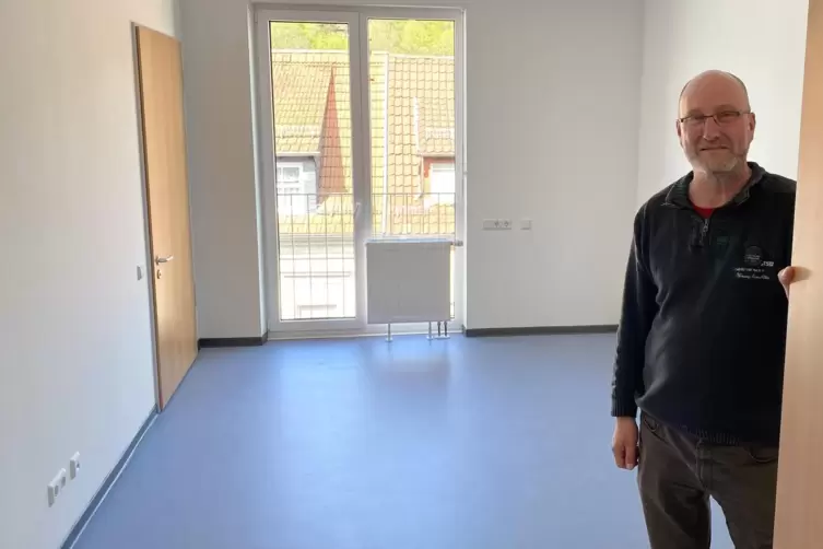 Blick in ein noch leeres Zimmer hoch &uuml;ber der Bahnhofstra&szlig;e. In den Raum zieht demn&auml;chst ein Bewohner mit eigenen M&ouml;beln ein, sa