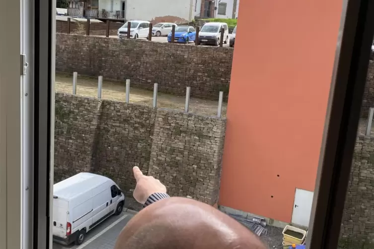 Dort dr&uuml;ben soll ein kleiner Garten entstehen.