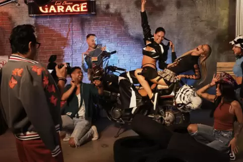 Party auf dem Motorrad: Fotograf Yu Tsai war mit der Leistung von Xenia und Jana nicht zufrieden.