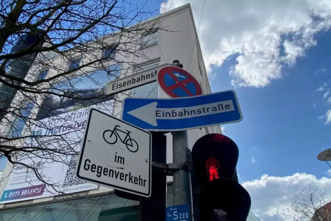 Einbahnstraßen-Schilder, wie hier in der Eisenbahnstraße, gibt es viele in der Stadt. Allen gleich ist die Farbe blau. Gesucht w