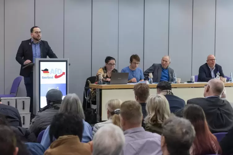 Beim Parteitag der AfD Saarland setzte sich Carsten Becker, links am Rednerpult, im Oktober 2022 bei der Wahl des Parteivorsitze