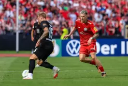 In der ersten DFB-Pokal-Runde verlor Niklas Doll (rechts) vor 10.100 Zuschauern mit Rot-Weiß Koblenz gegen den jetzigen Finalist
