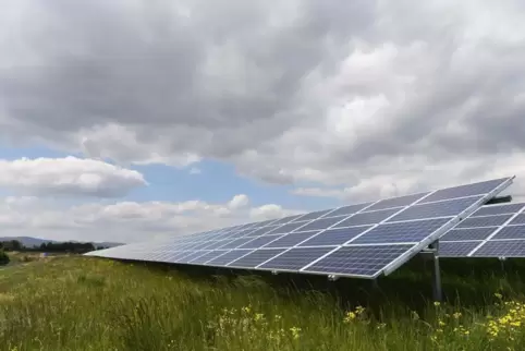 Die 2017 eingeweihte Freiflächen-Photovoltaikanlage auf der Elllerstadter Mülldeponie. 
