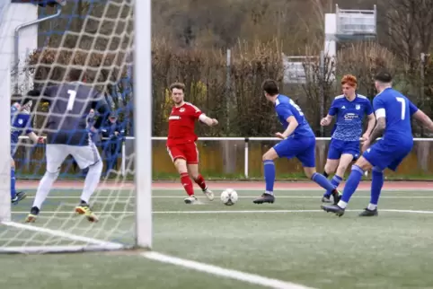 Der TuS Bedesbach-Patersbach beim Tore verhindern. Hier versucht es Jerrit Braun, Kapitän der TSG Wolfstein-Roßbach. Im Strafrau