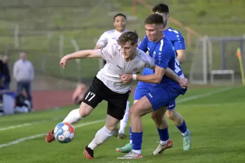  Mechtersheims Mark Knäblein versucht Bastian Hommrich von Arminia (links) zu stoppen. 