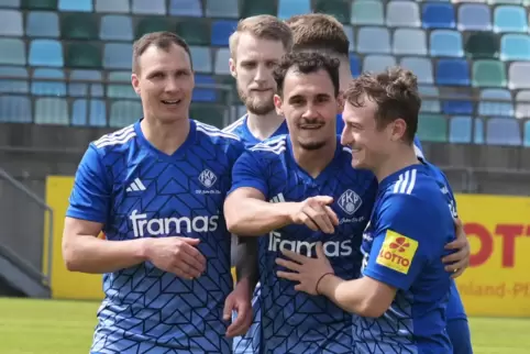 Matchwinner: Tobias Jänicke, Manuel Grünnagel und Luka Dimitrijevic (von links) gratulieren hier dem Schützen des 1:0, Daniel Bo