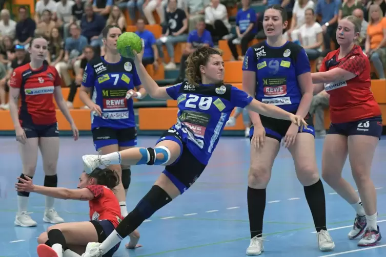 Kreisl&auml;uferin Julia Spie&szlig; (Nr. 9) blockt den Weg frei f&uuml;r Katharina Scheid (am Ball).