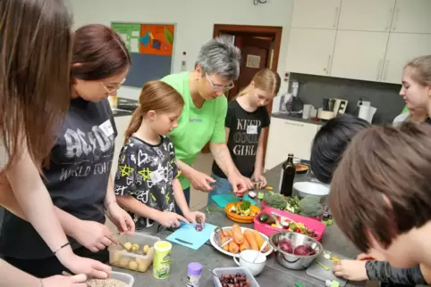 Von Kreisjugendpflegerin Martina Gerhardt lernten die Teilnehmerinnen, wie man Focaccia mit Gemüse zubereitet. 