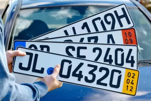 Ohne Zulassung und Nummernschilder muss das Auto stehenbleiben: Wer sein Fahrzeug an-, um- oder abmelden will, soll das künftig 