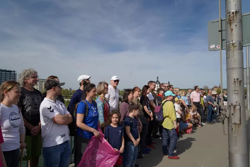 Insgesamt machten rund 300 Menschen beim Rhine-CleanUp mit: Auf Ludwigshafener Seite waren es rund 170 Teilnehmer, am Mannheimer