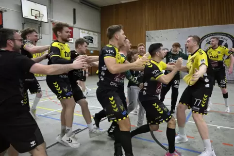 Kein Halten mehr: Nach Abpfiff feiern die Spieler der VTV Mundenheim den Aufstieg. 