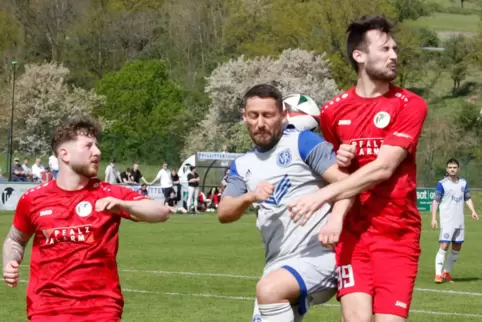 Wirft sich ins Getümmel: Artur Frei vom VfR Kaiserslautern zwischen Marcel Meinen (links) und Ricki Schander vom TuS Steinbach. 