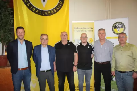 Der neue Kreisausschuss mit (von links) Schiedsrichterobmann Sascha Geisler, Reiner Ehrgott, Matthias Belzer, Alexander Beuerle,