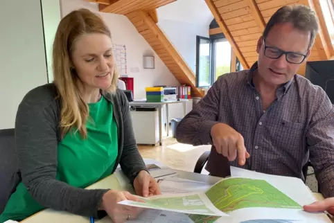 Ivonne Christmann, Touristikerin der VG Enkenbach-Alsenborn, und Jürgen Wenzel, Erster Beigeordneter, beraten über das neue Besu