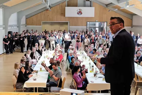 Rund 250 Gäste folgten den Ausführungen von Bürgermeister Björn Bernhard beim Frühlingsempfang der Verbandsgemeinde Zweibrücken-