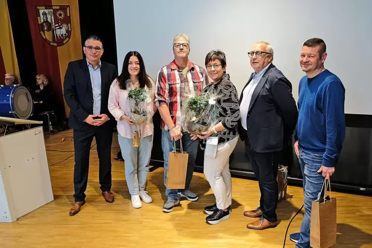  Bj&ouml;rn Bernhard zeichnete (von links) die Turnerin Jill Grunder, J&uuml;rgen H&uuml;ther, Ruth Stegner, Karl Baqu&eacute;, und Nikki Gebhardt aus