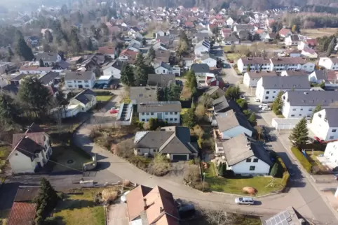 Grundstücke im Innenbereich des Dorfes sind beitragspflichtig. Jedoch gibt es mittlerweile auch Menschen, die dauerhaft im Außen