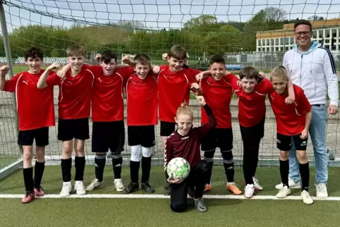 Die siegreichen HHG-Fußballer mit Lehrer Mirko Welzel (von links): Jonas Stauter, Samuel Held, Logan Kurtz, Linus Selmigkeit, To Die siegreichen HHG-Fußballer mit Lehrer Mirko Welzel (von links): Jonas Stauter, Samuel Held, Logan Kurtz, Linus Selmigkeit, To