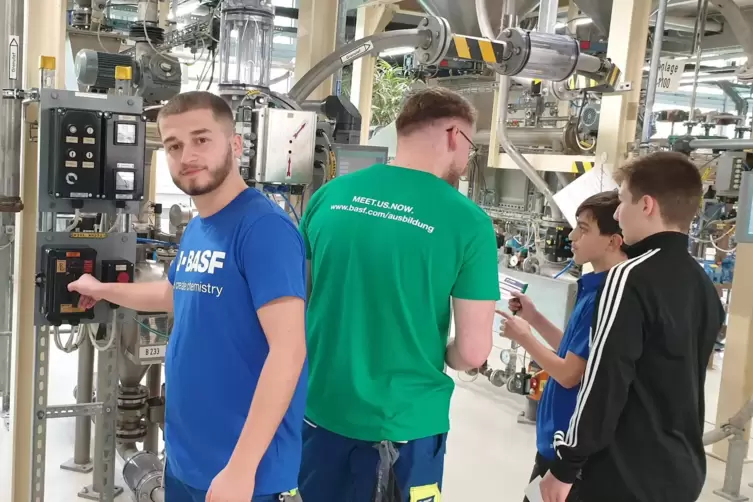  Elon Weba aus Neulußheim (links), der im Ludwigshafener Stammwerk der BASF eine Ausbildung zum Elektroniker für Automatisierung