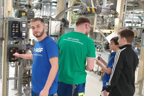  Elon Bela aus Neulußheim (links), der im Ludwigshafener Stammwerk der BASF eine Ausbildung zum Elektroniker für Automatisierung