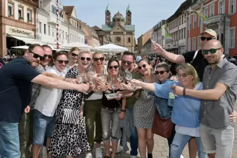 Speyer-Besucher für die Weinmesse: Zum guten Wetter kam die auffallend gute Laune der Gäste.