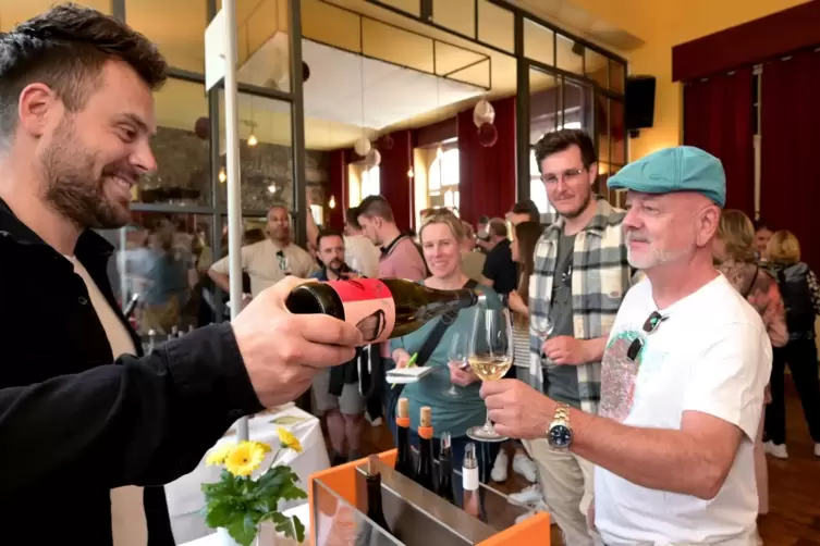 &bdquo;6 am Gaumen&ldquo;: Thomas Gallee freut sich auf die besondere Bio-Wei&szlig;wein-Cuv&eacute;e, die Winzer Steffen Burnikel im &bdquo;Philipp eins&ldquo; eins