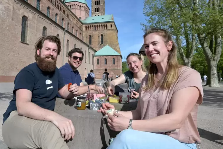 Messebesucher aus Speyer und Bayern: Genuss vor dem Dom. 
