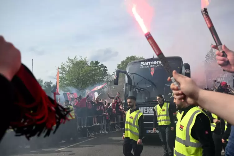 Leverkusener Fans empfangen den Mannschaftsbus