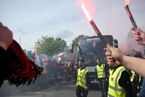 Leverkusener Fans empfangen den Mannschaftsbus