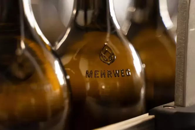 Die Flasche der Wein-Mehrweg eG wurde für ihr Design prämiert. Bald kann auch in der Pfalz Wein aus Mehrwegflaschen gekauft werd Die Flasche der Wein-Mehrweg eG wurde für ihr Design prämiert. Bald kann auch in der Pfalz Wein aus Mehrwegflaschen gekauft werd