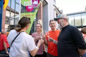 Prost: im Kulturhof Flachsgasse.