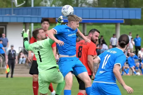 Noch kein Tor: Berghausens Torwart Kevin Serr klärt den Ball vor Altrips Julian Bleßmann.