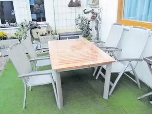 ausziehbarer Tisch 160/210/90 cm, 4 Stühle, 1 Liege und Hocker, komplett mit neu- und  hochwertigen Auflagen, kann gegen geringe