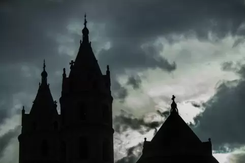 Regenwolken über dem Wormser Dom
