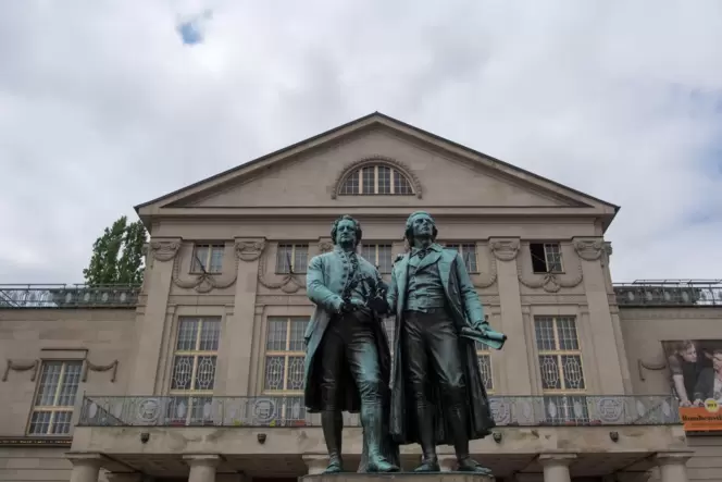 Das Erbe der Klassik: Das Denkmal für Goethe und Schiller vor dem Nationaltheater in Weimar.