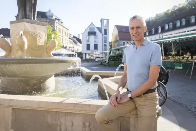 Unser Foto zeigt den OB-Kandidaten Marc Piazolo dort, wo er am liebsten in Homburg ist: am historischen Markt. Er sagt: "Wir leb