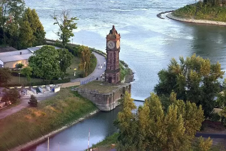 Lag strategisch günstig an der Ausfahrt der beiden Hafenbecken zum Rhein: die Pegeluhr.