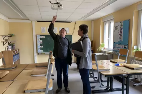 Die Decke ist in einem Teil der Schulsäle zu niedrig, wie Kreisbeigeordneter Ulrich Teichmann und Daniela Schaubhut von der Alte