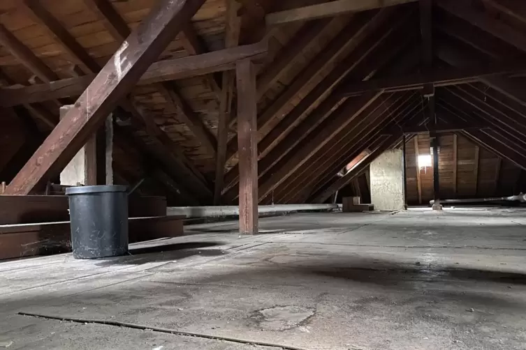 Ein Blick in den Speicher. Die Dacheindeckung ist nur noch notd&uuml;rftig zu reparieren.