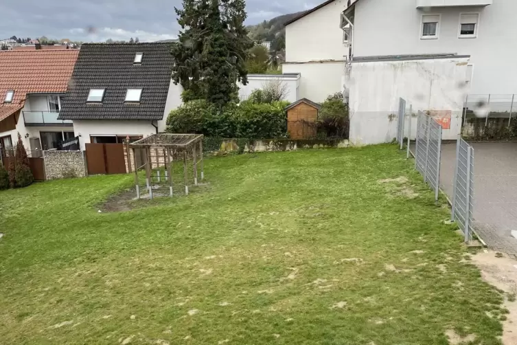 Wo bis 2021 ein Nebengeb&auml;ude samt Turnhalle stand, ist inzwischen Teil des Pausenhofs. 